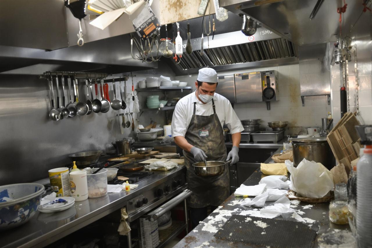 某知名餐饮品牌后厨视频流出！卫生状况令人触目惊心